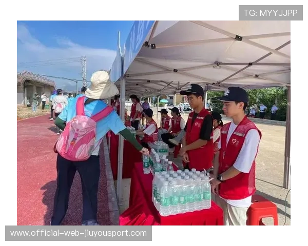 运动员暖心瞬间：赛场边的互助友爱画面